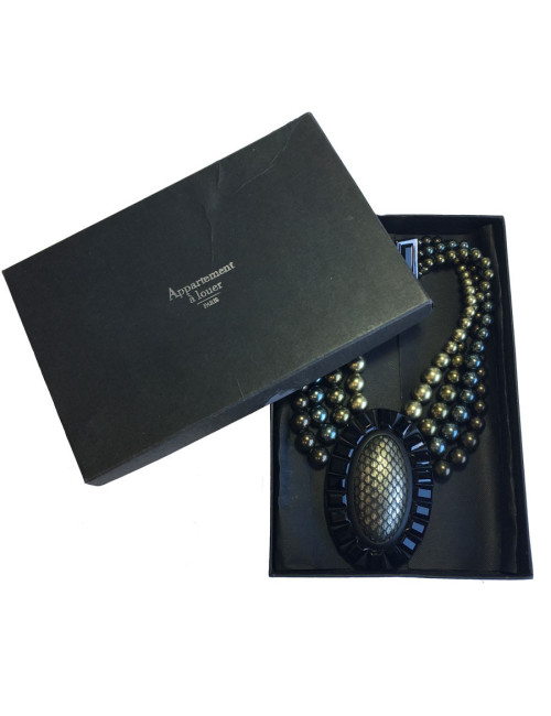 Collier APPARTEMENT A LOUER perles et pendentif noir et bronze