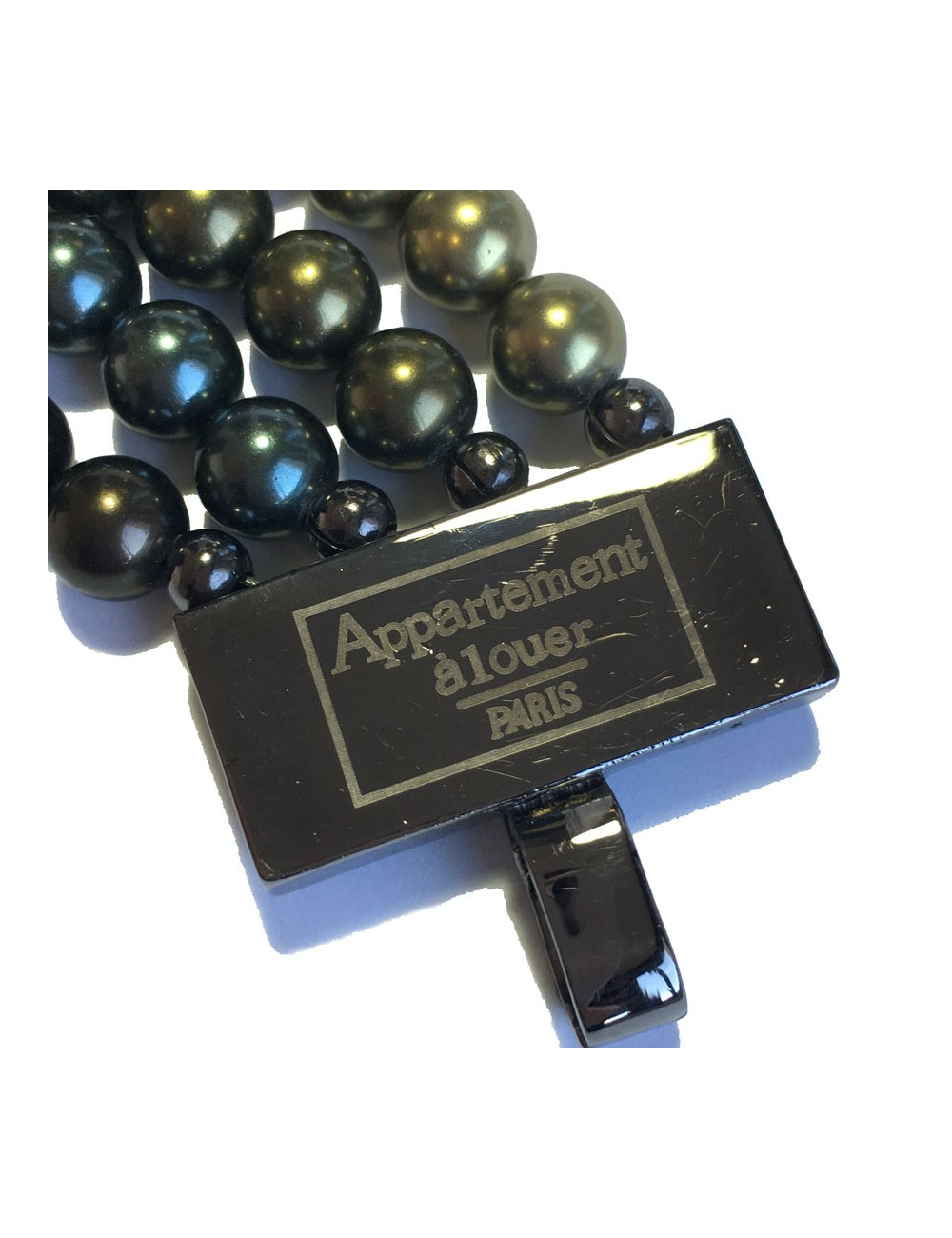 Collier APPARTEMENT A LOUER perles et pendentif noir et bronze