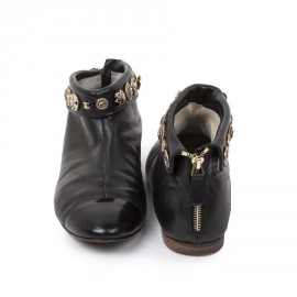 Boots CHANEL en cuir noir lisse avec boutons siglés