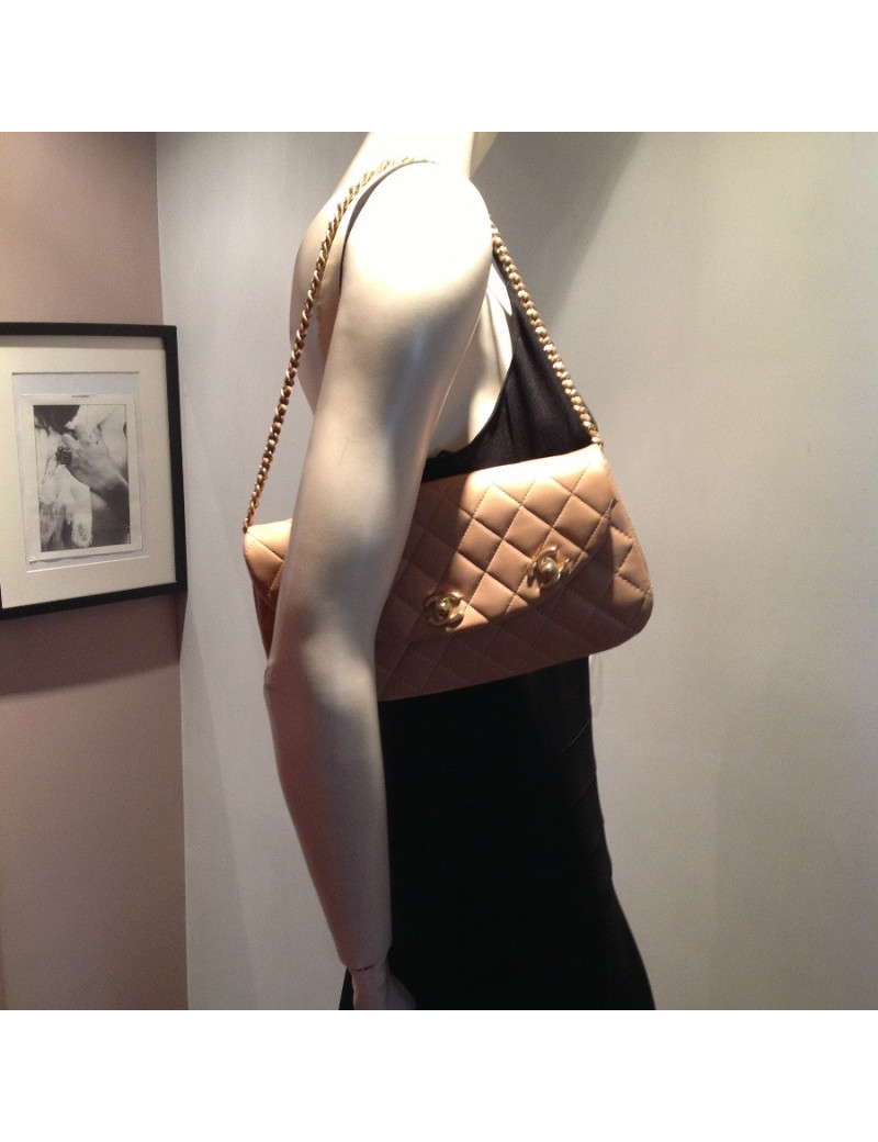 Sac CHANEL "3 fermoirs" en cuir matelassé beige