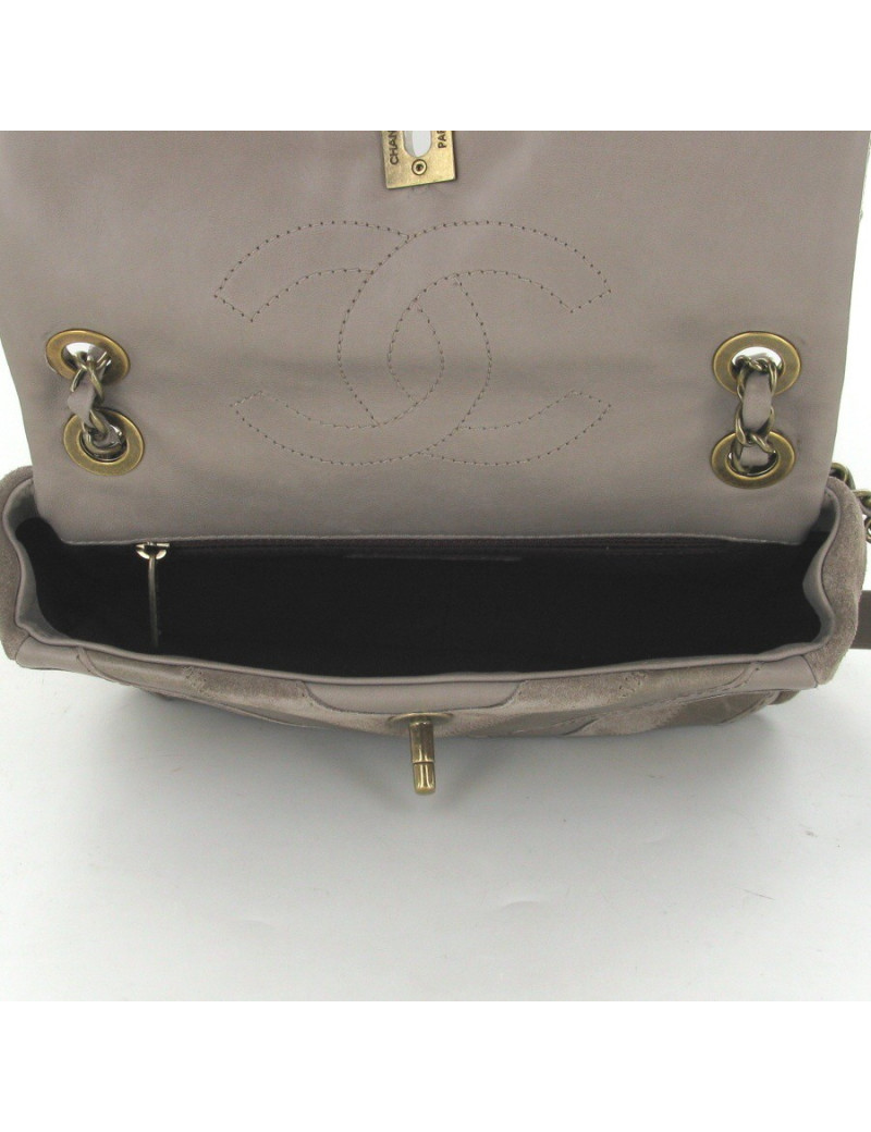 Sac CHANEL à chevrons en cuir, cuir vernis et daim taupe