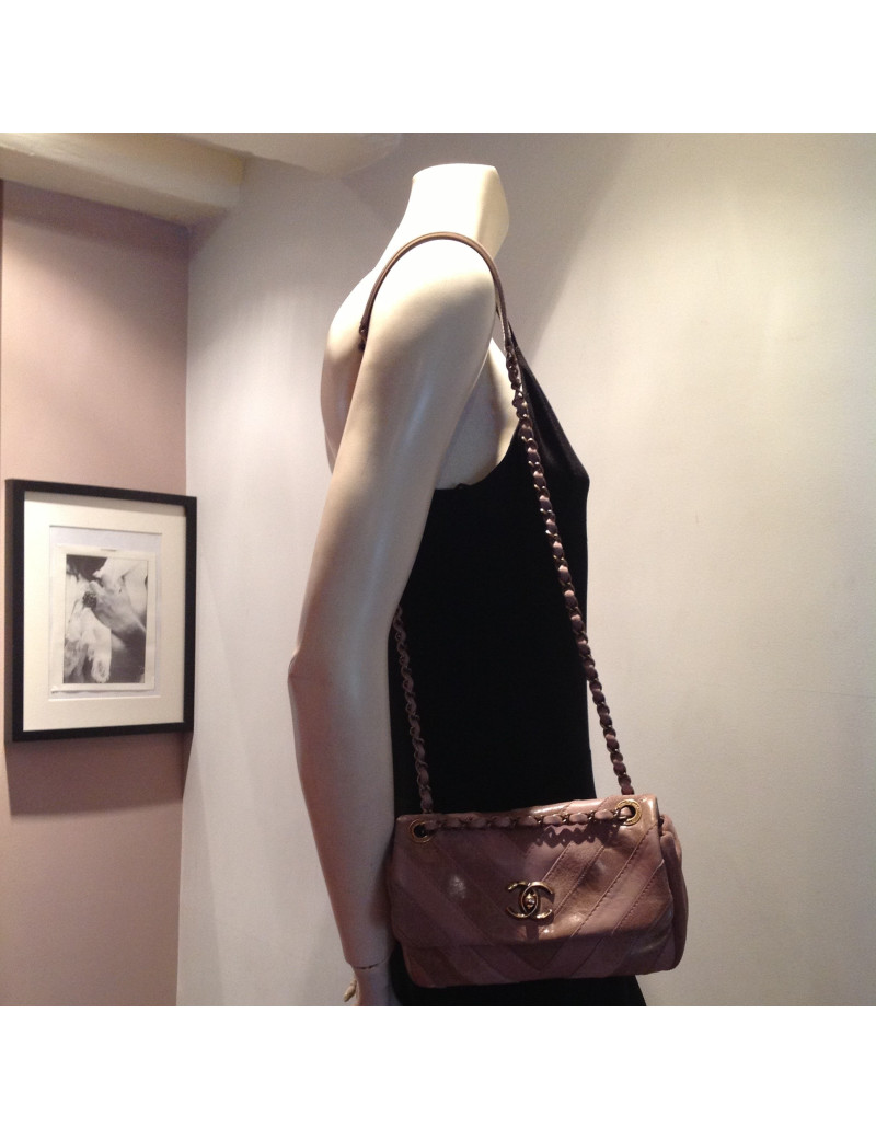 Sac CHANEL à chevrons en cuir, cuir vernis et daim taupe