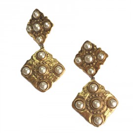 Boucles d'oreille clips CHANEL pendants vintage en métal doré et perles nacrées
