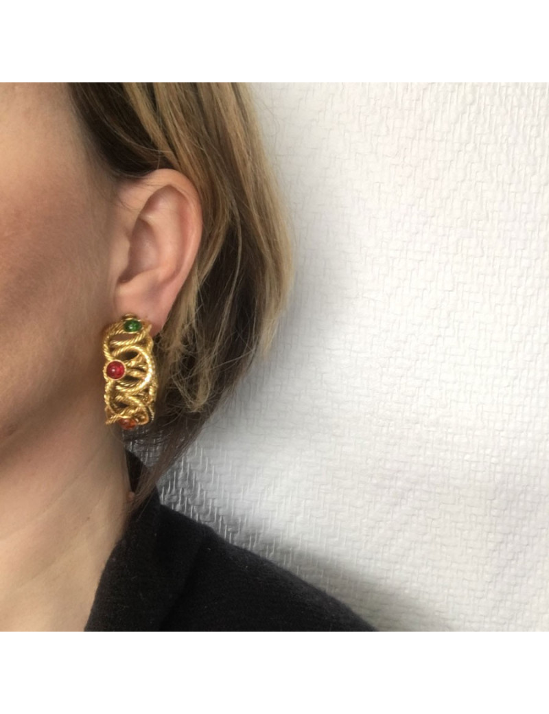 Boucles d'oreille clips créoles en métal torsadé doré et perles de couleurs