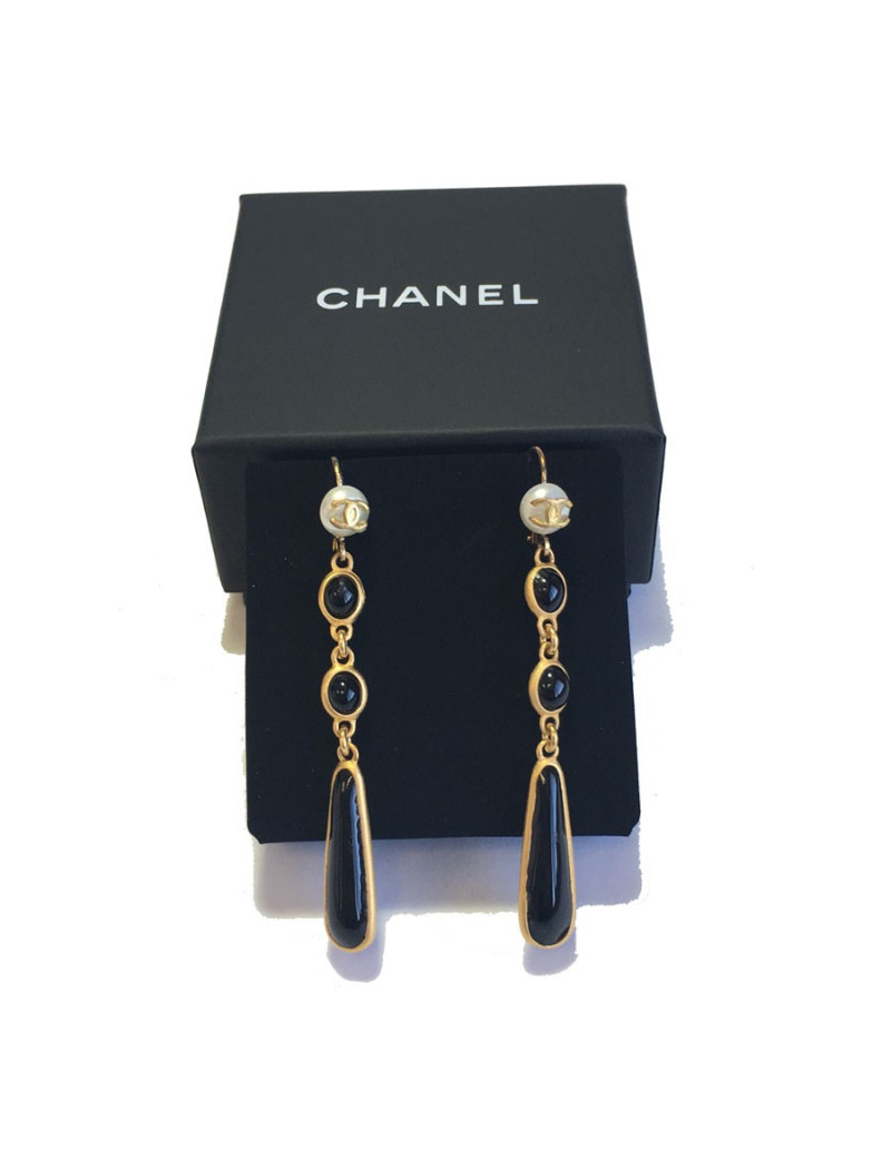 vvv Boucles d'oreilles clous CHANEL pendantes en métal doré, pâte de verre noire et perle nacrée