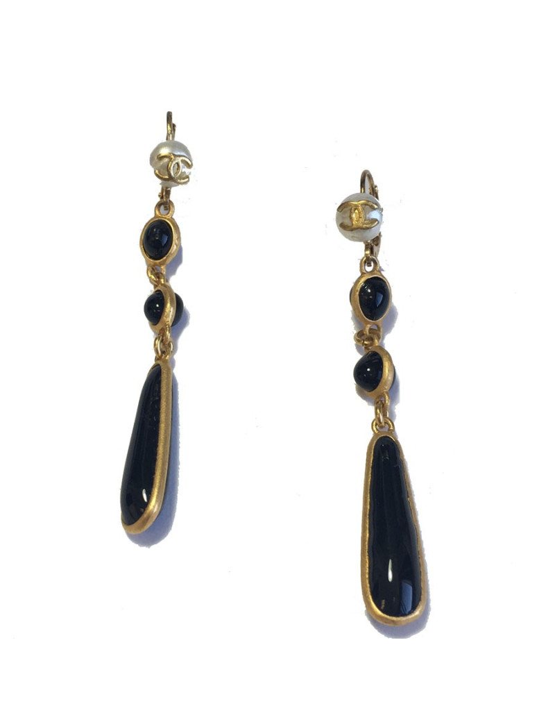 vvv Boucles d'oreilles clous CHANEL pendantes en métal doré, pâte de verre noire et perle nacrée