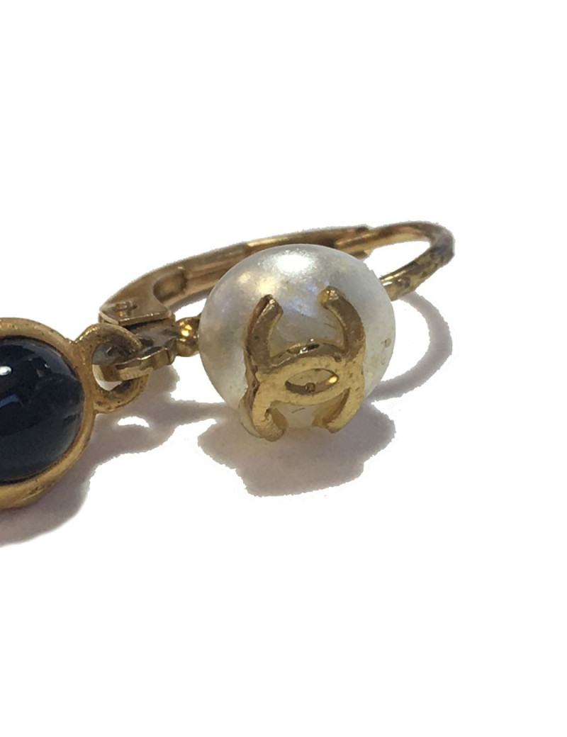 vvv Boucles d'oreilles clous CHANEL pendantes en métal doré, pâte de verre noire et perle nacrée
