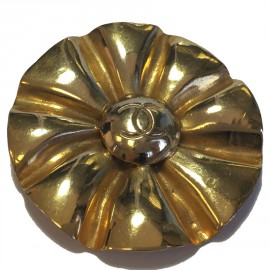 CHANEL Vintage brooch in gold brass metal