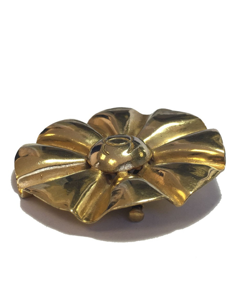 CHANEL Vintage brooch in gold brass metal