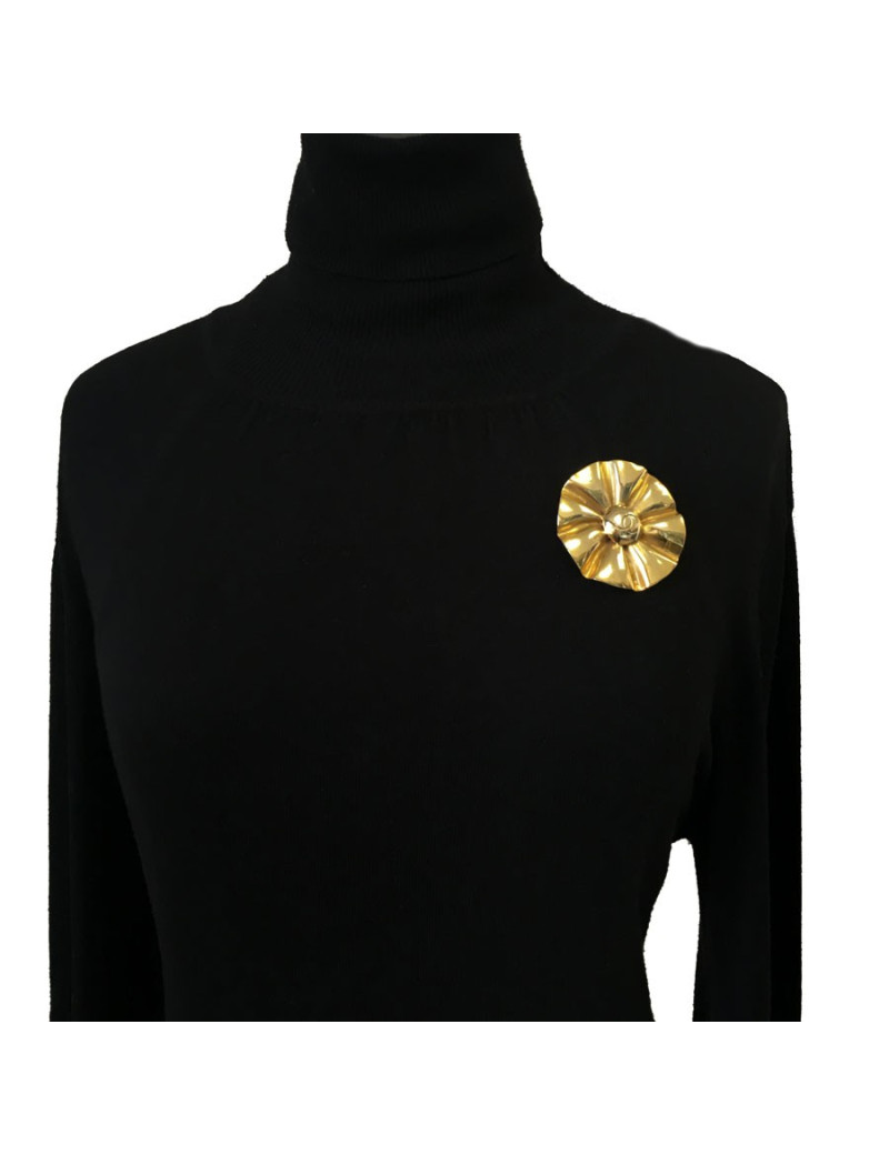 CHANEL Vintage brooch in gold brass metal