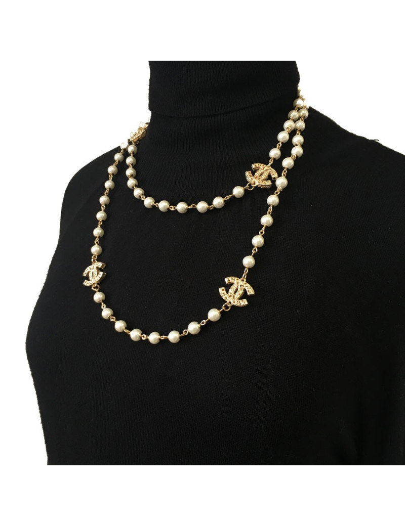 Sautoir CHANEL perles nacrées et double C doré