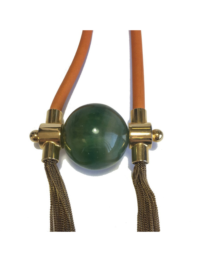 Sautoir en cuir orange, métal doré et pendentif pierre verte