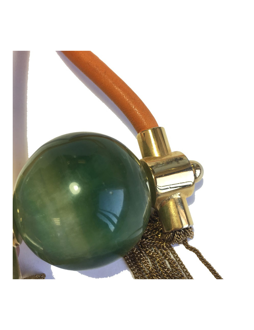 Sautoir en cuir orange, métal doré et pendentif pierre verte