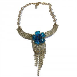 Collier ras de cou MARGUERITE de VALOIS fleur bleu saphir clair, strass et perles nacrées