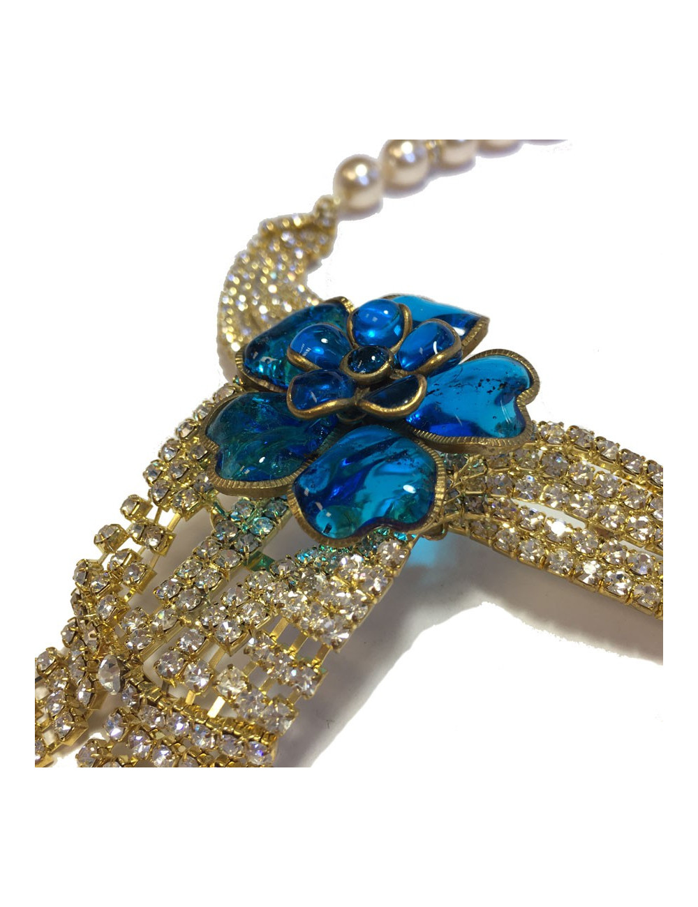 Collier ras de cou MARGUERITE de VALOIS fleur bleu saphir clair, strass et perles nacrées