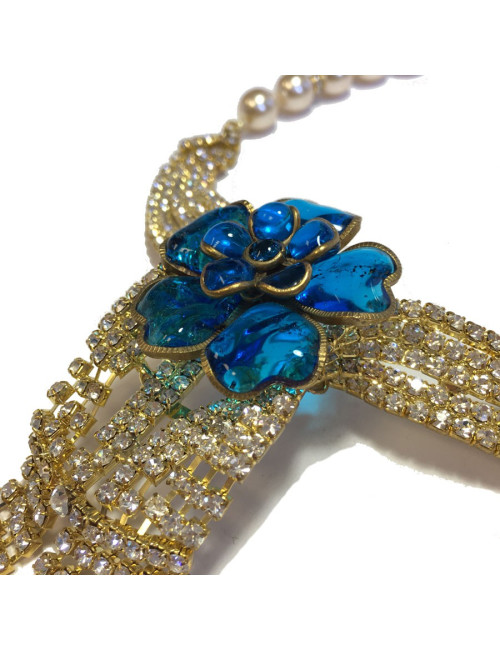Collier ras de cou MARGUERITE de VALOIS fleur bleu saphir clair, strass et perles nacrées