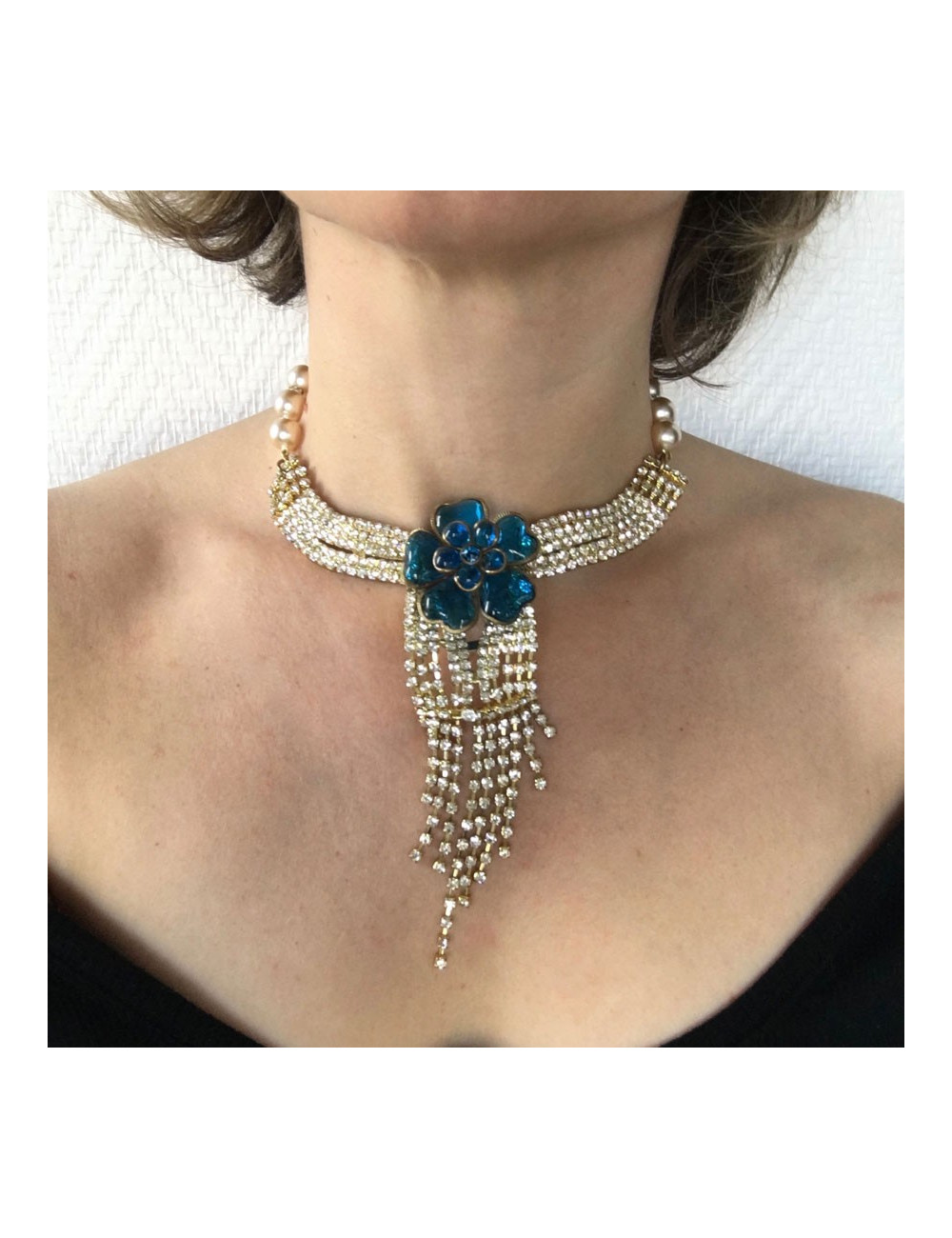 Collier ras de cou MARGUERITE de VALOIS fleur bleu saphir clair, strass et perles nacrées