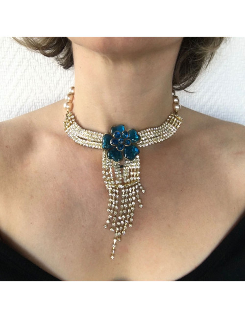 Collier ras de cou MARGUERITE de VALOIS fleur bleu saphir clair, strass et perles nacrées