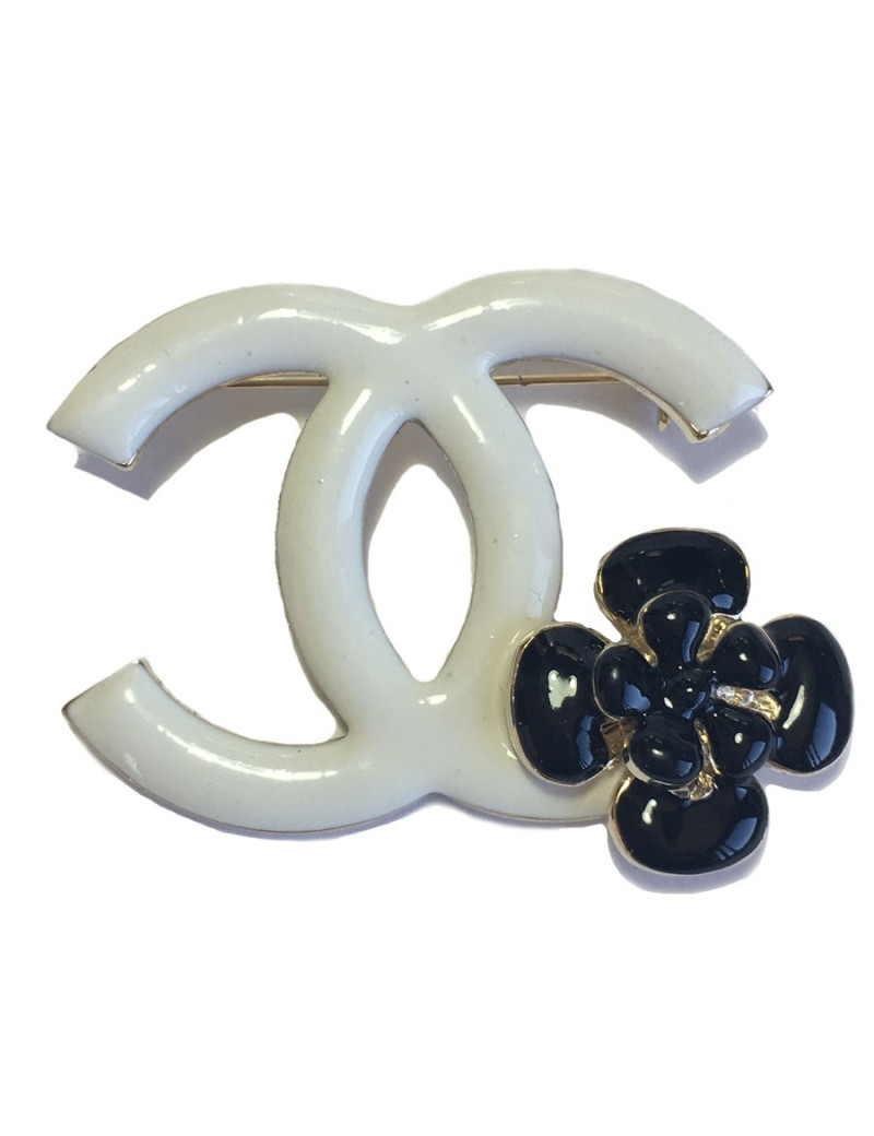 PIN CHANEL double C in white enamel and Camellia in black enamel