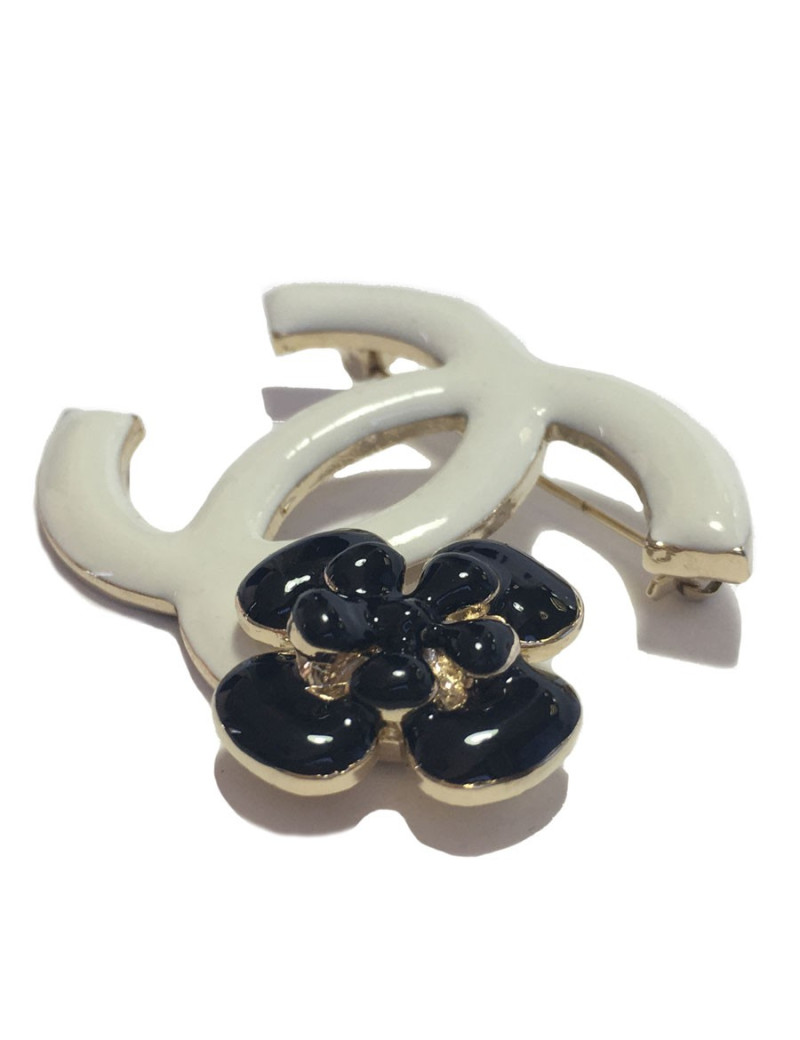 PIN CHANEL double C in white enamel and Camellia in black enamel