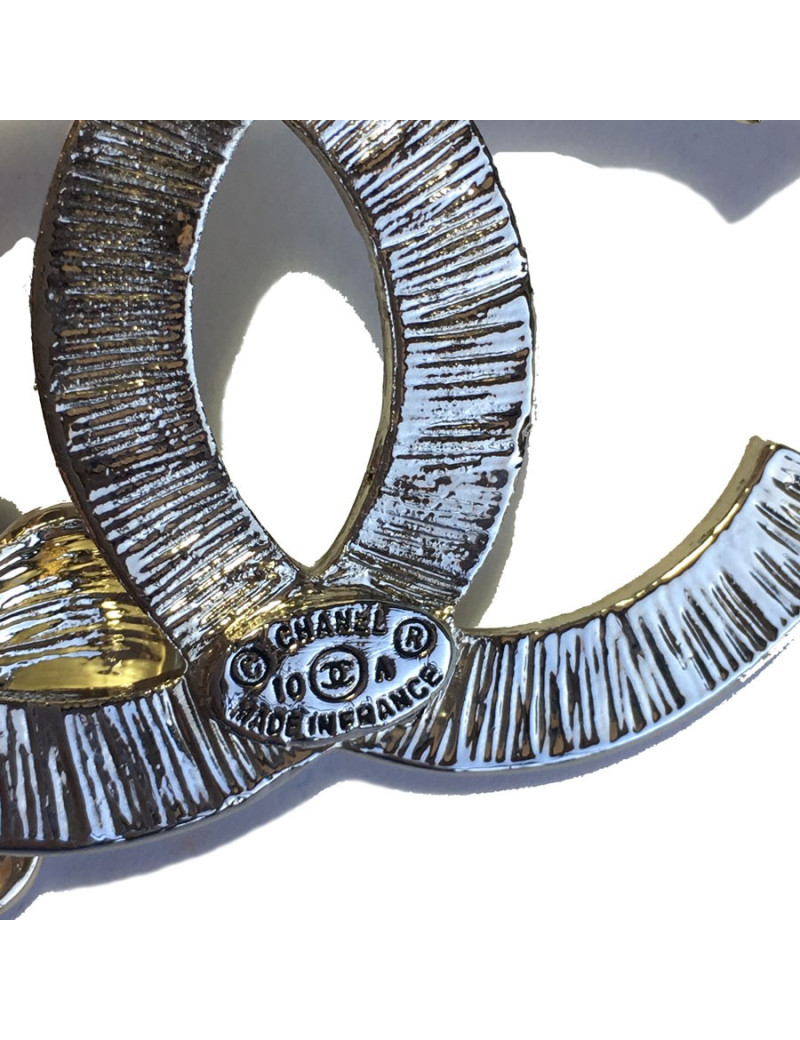 PIN CHANEL double C in white enamel and Camellia in black enamel