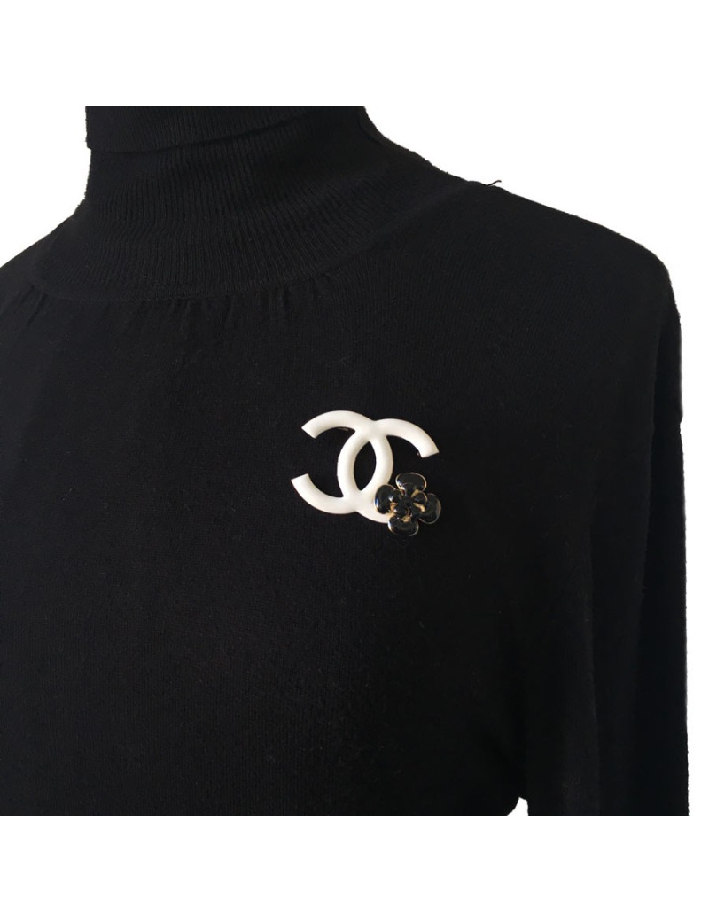 PIN CHANEL double C in white enamel and Camellia in black enamel