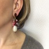 Boucles d'oreille clips Couture Marguerite de Valois en pâte de verre rose, rouge et nacrée