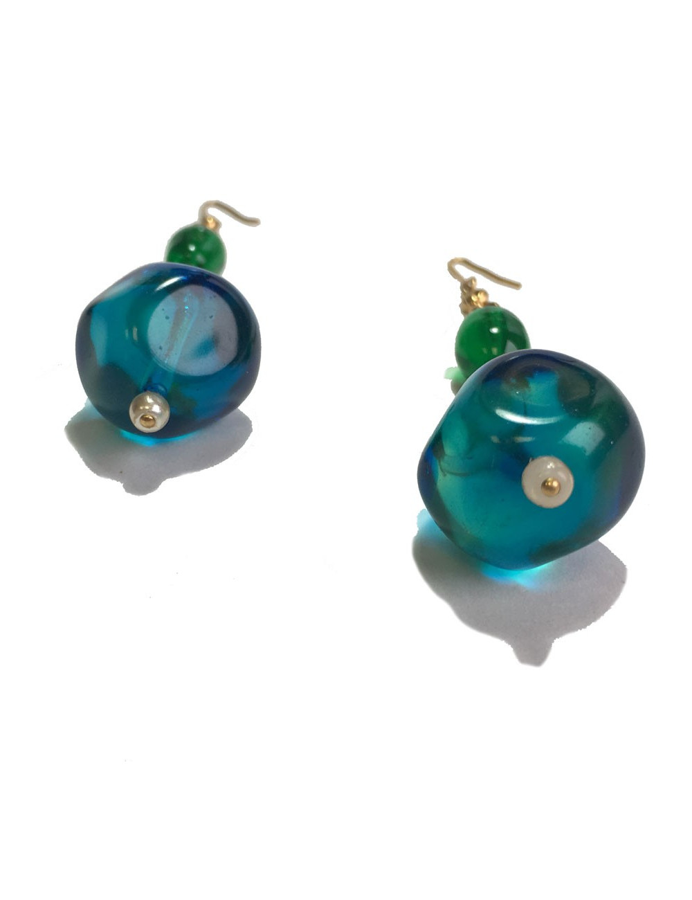 Boucles d'oreille clous MARGUERITE DE VALOIS en pâte de verre bleu et résine verte