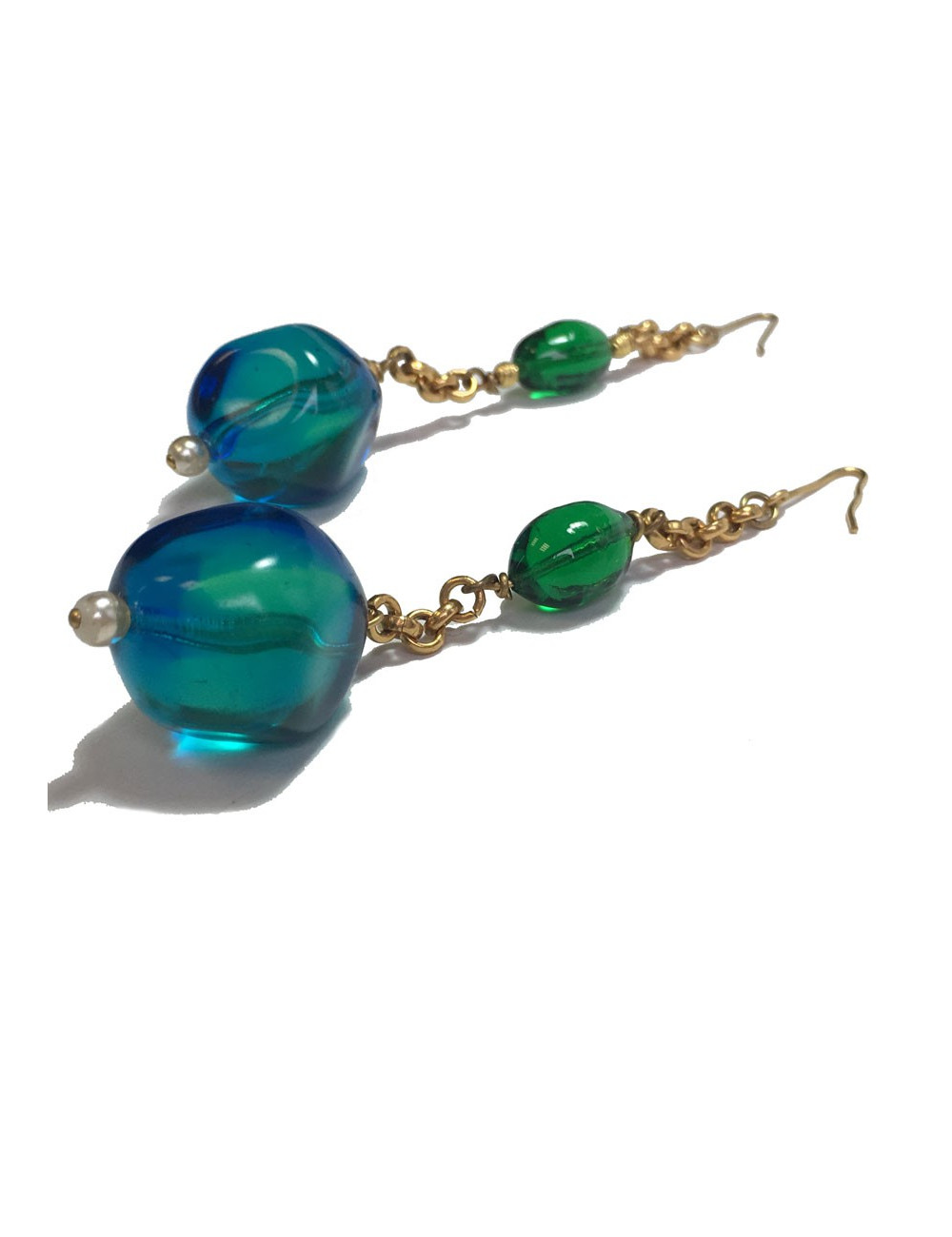 Boucles d'oreille clous MARGUERITE DE VALOIS en pâte de verre bleu et résine verte