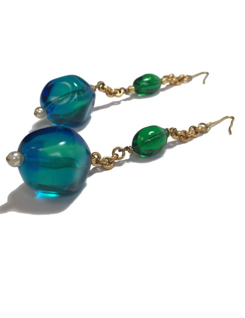 Boucles d'oreille clous MARGUERITE DE VALOIS en pâte de verre bleu et résine verte