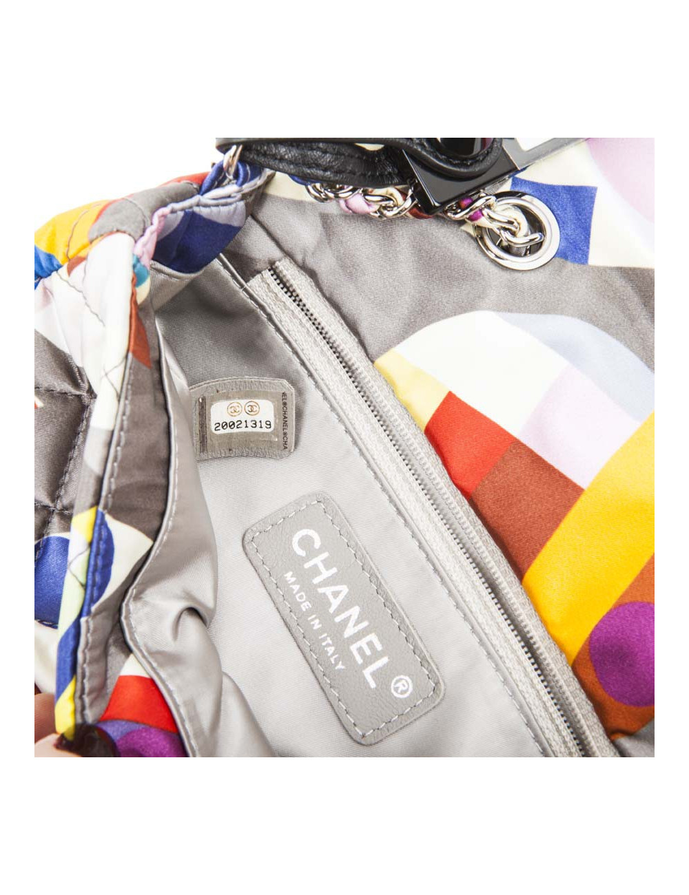 Sac CHANEL en soie motifs géométriques multicolores