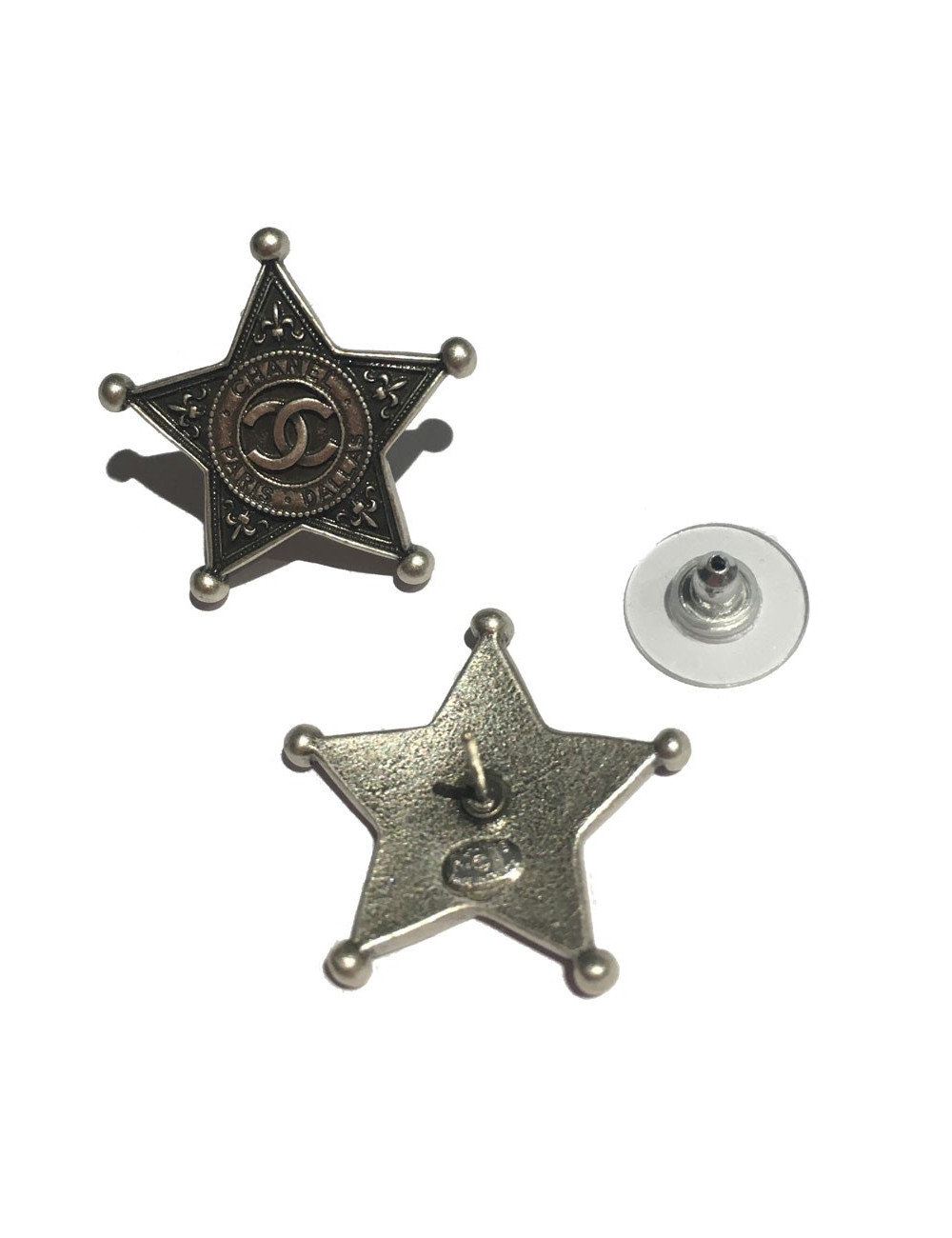 Boucles d'oreille clous d'oreilles CHANEL "Paris-Dallas" en métal argenté