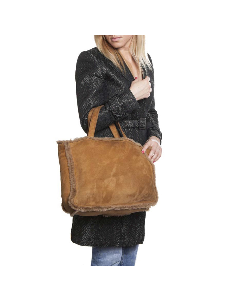 à réparer la poche Sac cabas CHANEL en peau retourné marron