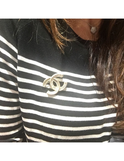 Broche CC en strass et métal doré