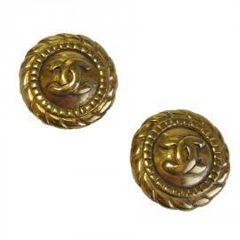 Boucles d'oreille clips CHANEL vintage en métal doré.