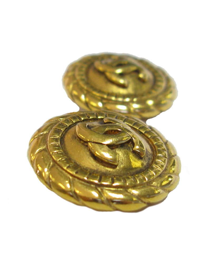 xxx Boucles d"oreille clips CHANEL vintage en métal doré.