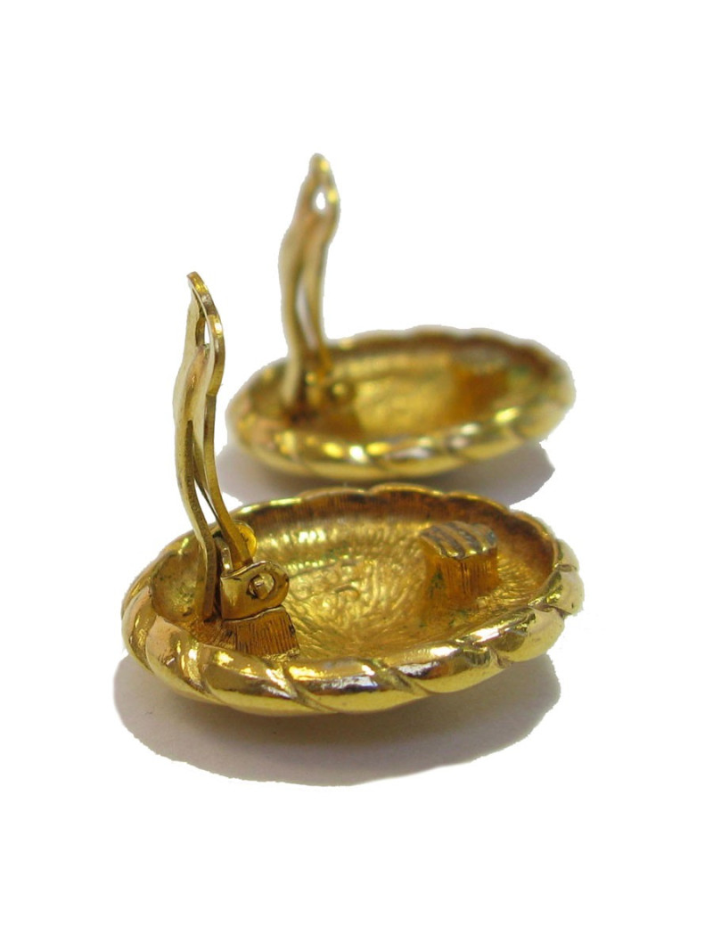 xxx Boucles d"oreille clips CHANEL vintage en métal doré.