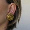 xxx Boucles d"oreille clips CHANEL vintage en métal doré.