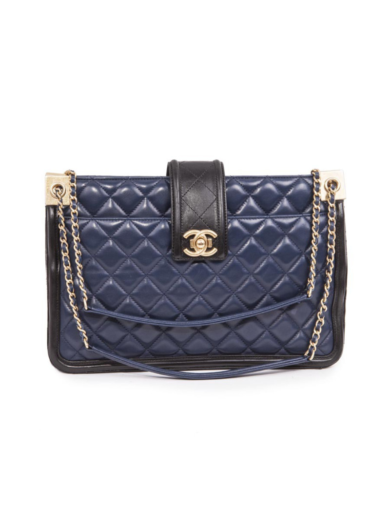 CHANEL Bag in blue quilted leather and black finishes