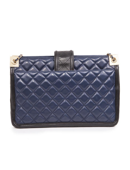 CHANEL Bag in blue quilted leather and black finishes