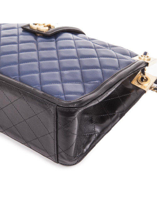 CHANEL Bag in blue quilted leather and black finishes