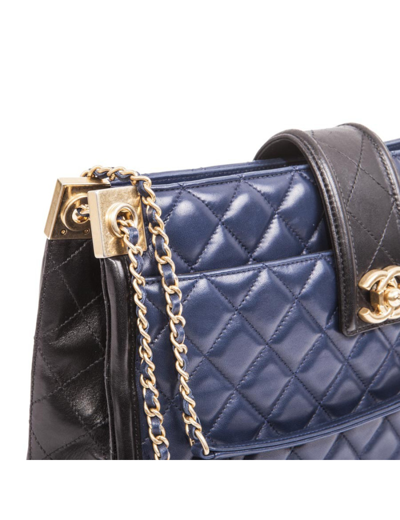 CHANEL Bag in blue quilted leather and black finishes