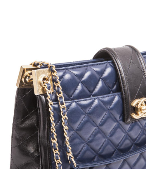 CHANEL Bag in blue quilted leather and black finishes