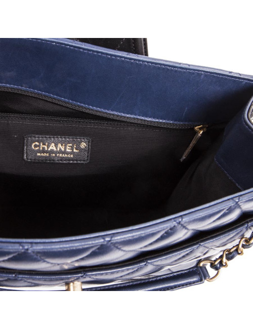 CHANEL Bag in blue quilted leather and black finishes