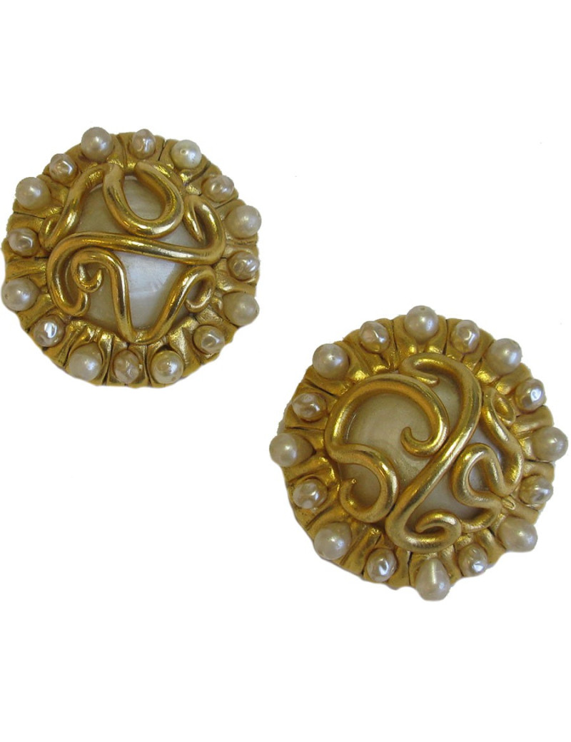 Boucles d'oreille clips CHANEL couture vintage en métal doré et perles nacrées