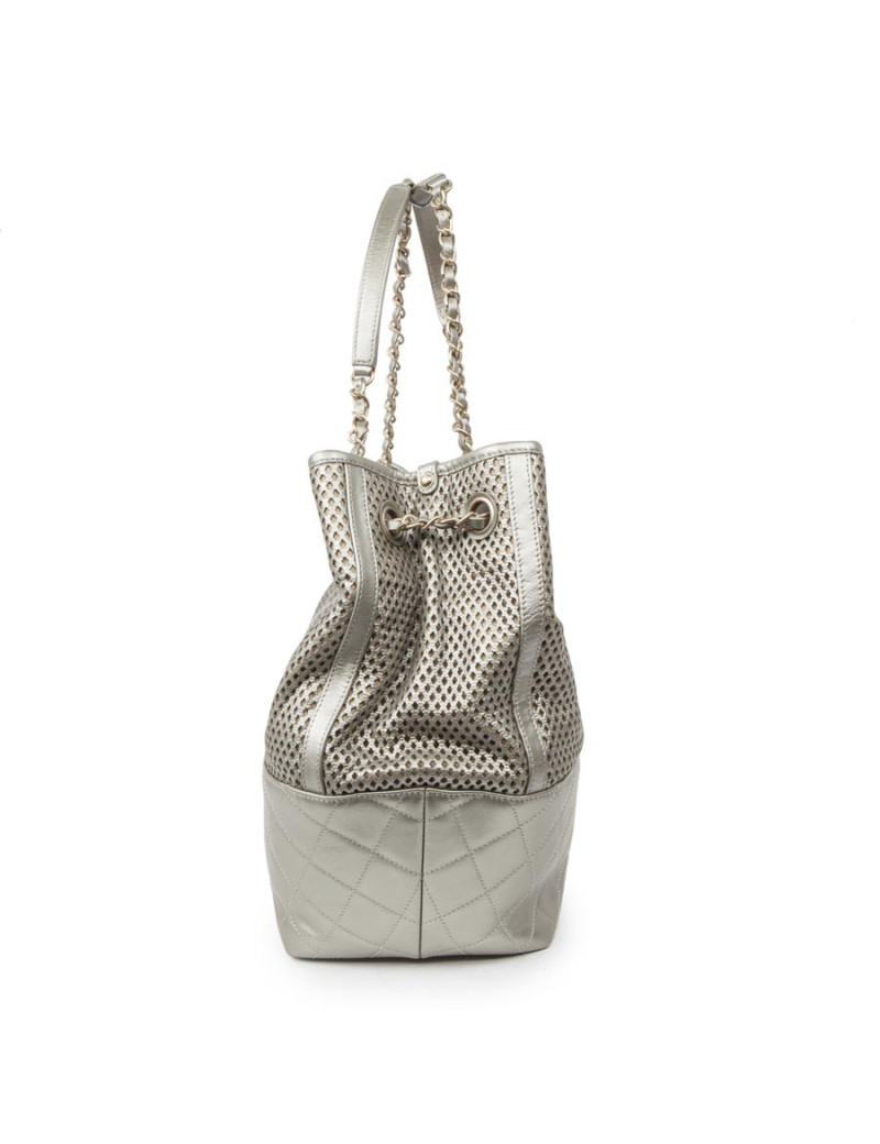 Sac CHANEL cuir matelassé et perforé