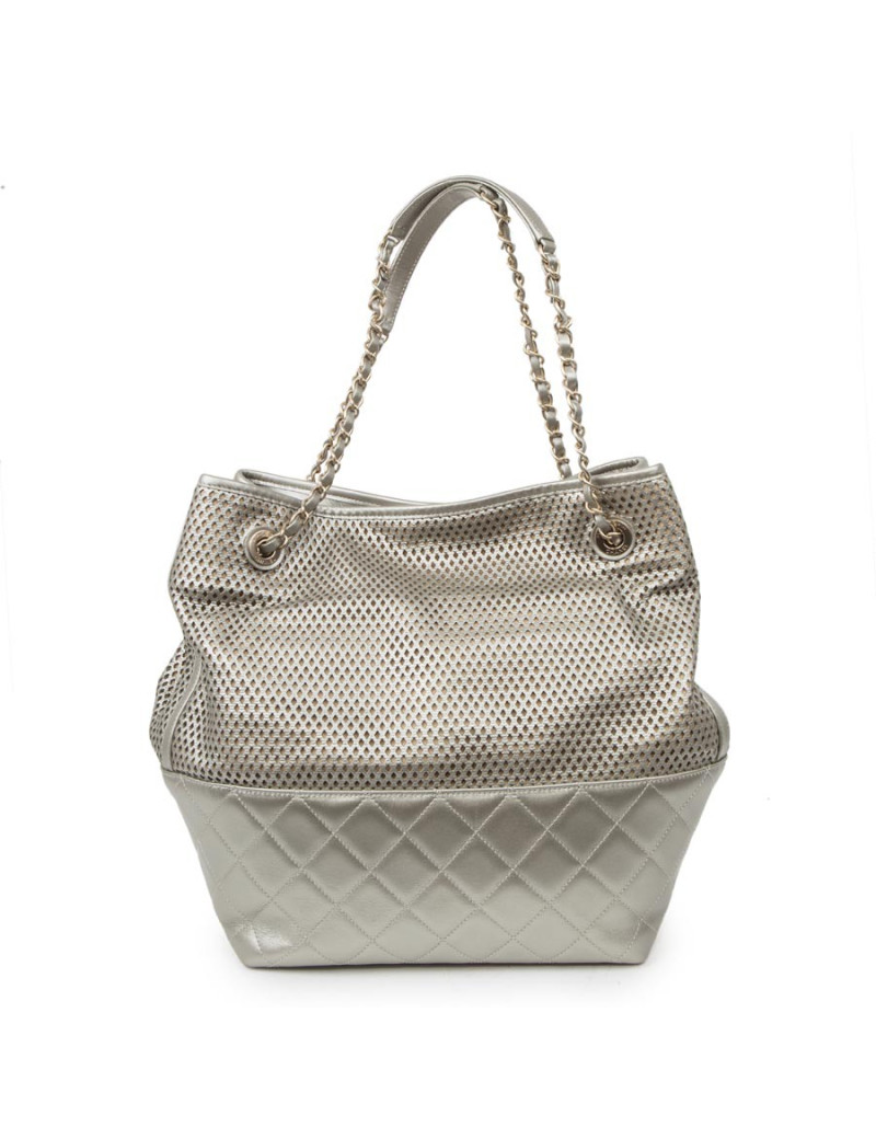 Sac CHANEL cuir matelassé et perforé
