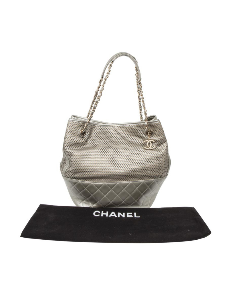 Sac CHANEL cuir matelassé et perforé
