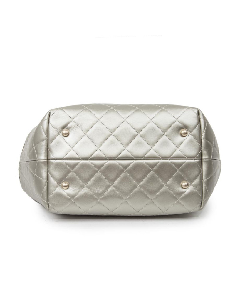 CHANEL quilted and perforated leather bag