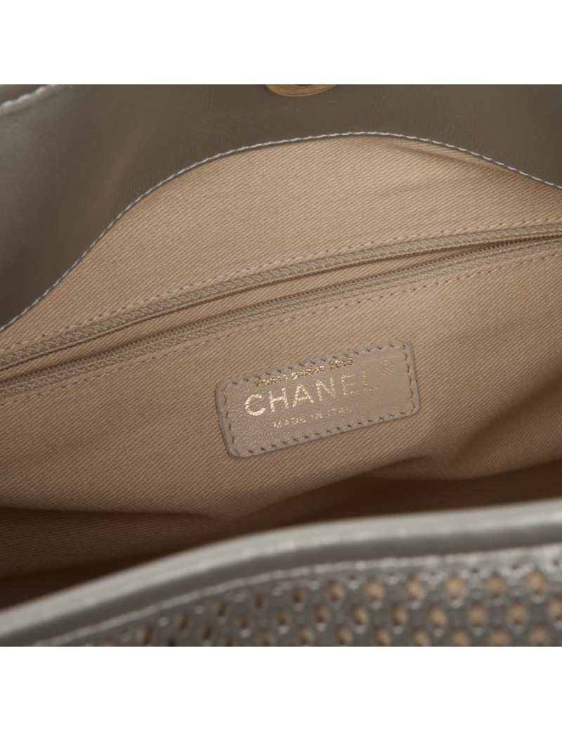 Sac CHANEL cuir matelassé et perforé